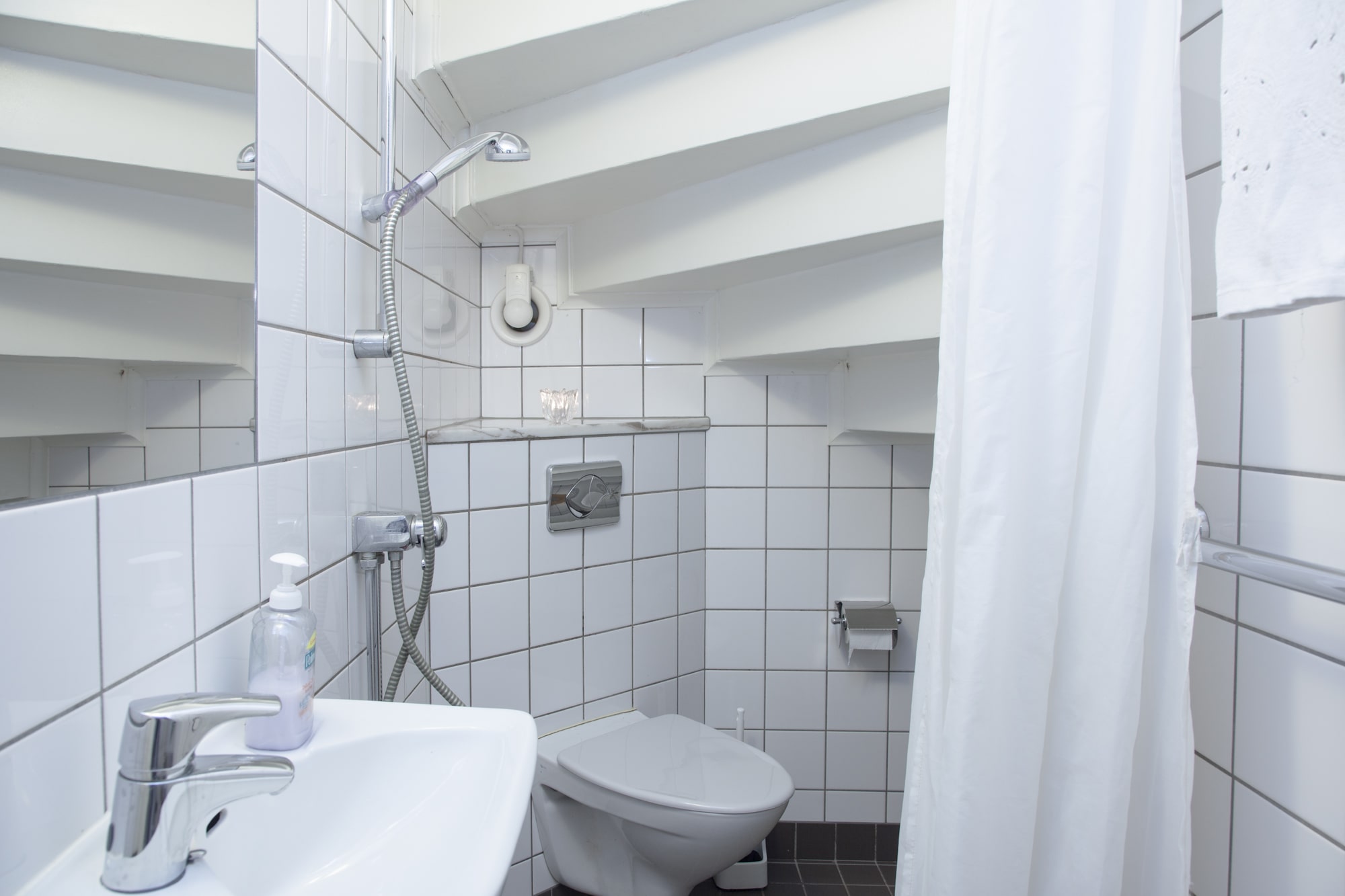 Studio 2 Stlm Shower-55-min
